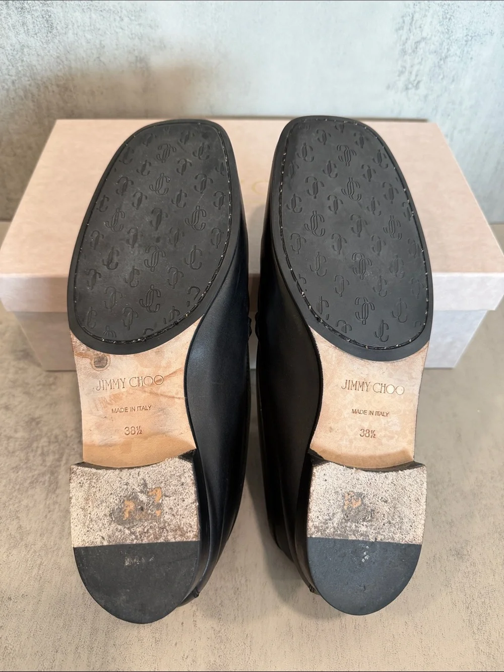Classic Black Leather Men’s Loafers with Gold Chain Accent